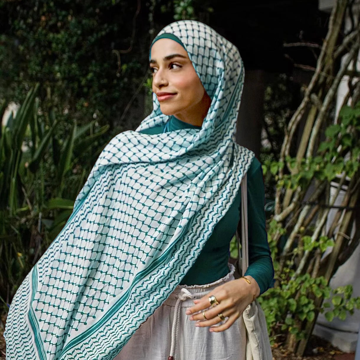 Model Outdoors in Green Palestinian Keffiyeh Hijab – Modest Street Style with Cultural Flair